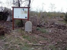 Fundstein wurde aus Verankerung gerissen und ist nur noch angelehnt an das Berbau-Infoschild